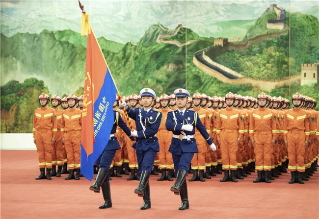 Си Цзиньпин вручил флаг и дал наставления Государственной пожарно–спасательной команде