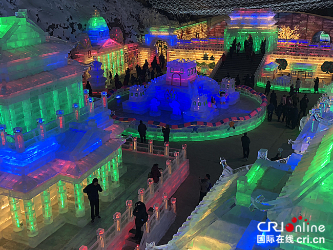 В ущелье Лунцин района Яньцин в Пекине открылся 33-ый фестиваль ледовых фонарей