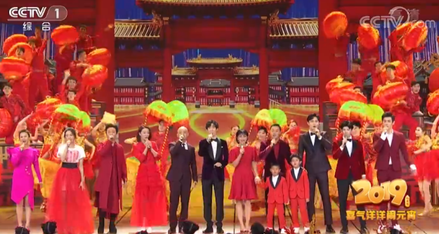 По телеканалу ССТV 1 идёт трансляция грандиозного гала-концерта, организованного Медиакорпорацией Китая в честь Праздника фонарей