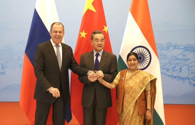 Министры иностранных дел Китая, России и Индии собрались в китайском Учжэне 