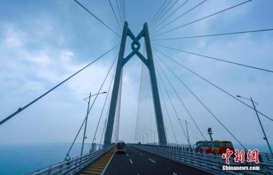 Среднесуточное количество туристов на мосту Сянган-Чжухай-Аомэнь достигло 40 тысяч