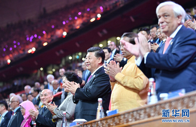 Си Цзиньпин с супругой Пэн Лиюань присутствовали на карнавале азиатской культуры в Пекине