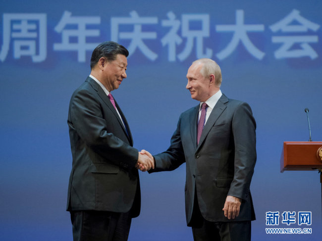 Си Цзиньпин и Владимир Путин приняли совместное участие в торжественном вечере, посвященном 70-летию установления дипломатических отношений между Китаем и Россией