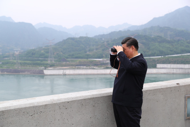 24 апреля 2018 года, находясь на самой вершине большой дамбы Санься («Три ущелья») в провинции Хубэй председатель КНР Си Цзиньпин проинспектировал проект Санься и общую экологическую обстановку в районе крупнейшей в мире гидроэлектростанции, расположенной на реке Янцзы
