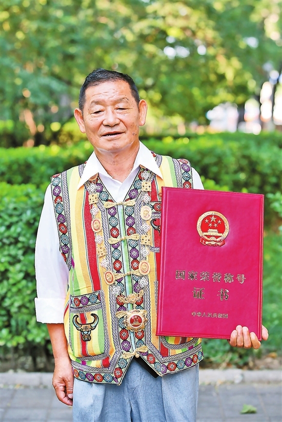 29 сентября 2019 года в Доме народных собраний Си Цзиньпин вручил государственные ордена и присвоил почётные звания КНР лауреатам, одним из которых стал Гао Дэжун