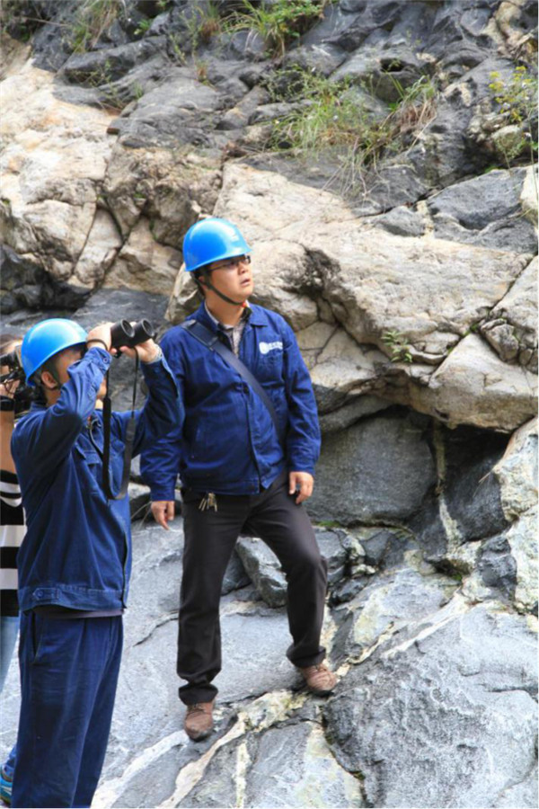 Проверка оборудования в туристической зоне гор Хуашань