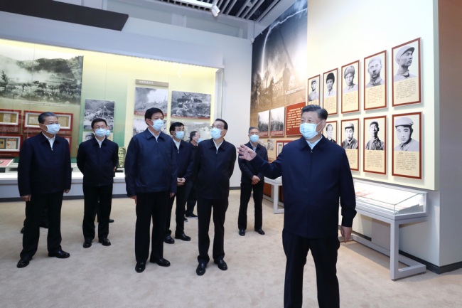 19 октября в Народно-революционном военном музее Китая Си Цзиньпин и другие партийные и государственные руководители посетили выставку, приуроченную к 70-летию отправки китайских народных добровольцев для участия в Корейской войне