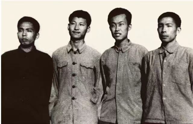 Си Цзиньпин (второй слева) в уезде Яньчуань пров. Шэньси, 1973 г.