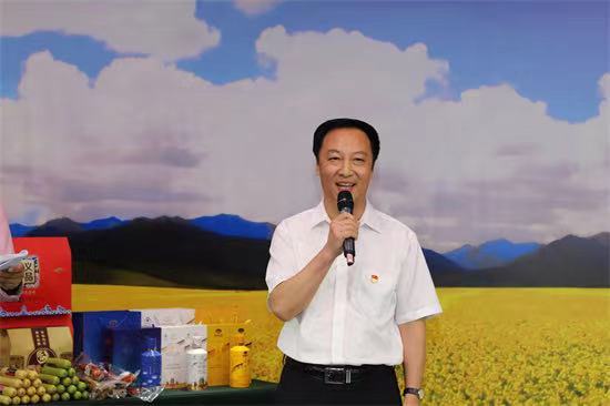 Сотрудник управления сельского хозяйства и сельских дел городского округа Телин Дай Чанцзян выступил с речью. Фото: Сун Цзюнь