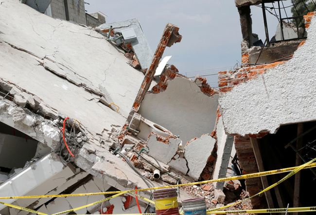  زلزلے سے دو سو پچیس ہلاکتوں کے بعد میکسکو میں حکام کی ملبے میں تلاش کا کام جاری