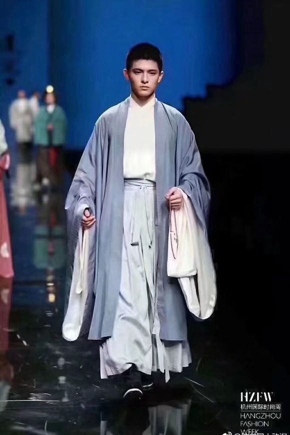 چین کے جنوبی شہر ہانگ چو میں منعقدہ فیشن ویک میں چین کی ہان قومیت کے روایتی لباس کی نمائش