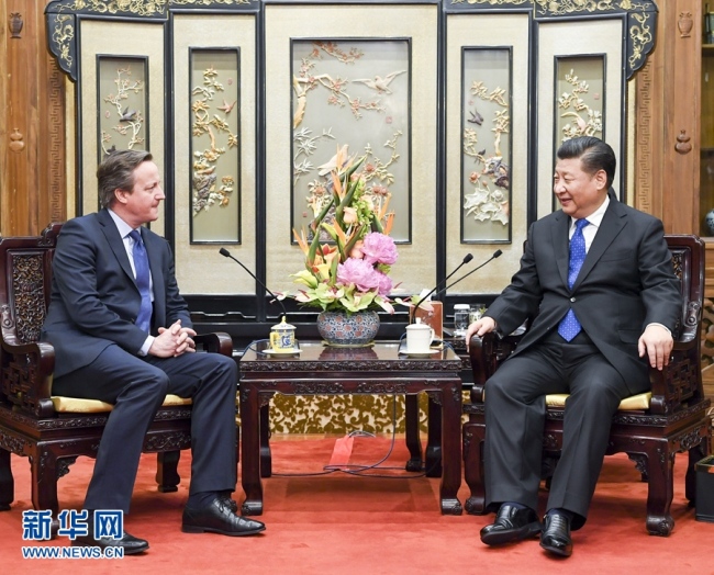 چین کے صدر شی جن پھنگ اور برطانیہ کے سابق وزیر اعظم ڈیوڈ کیمرون کے درمیان ملاقات
