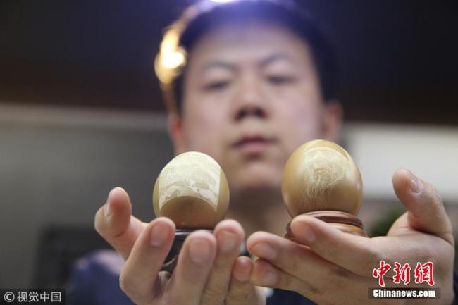 چینی نوجوان کی انڈے پر نقش کاری