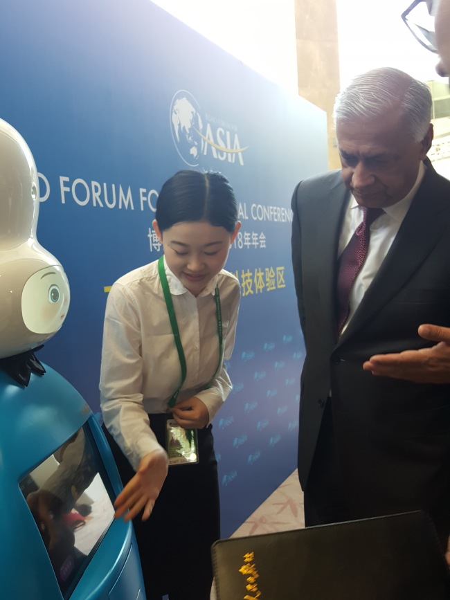 بو آو ایشیائی فورم میں شریک پاکستان کے سابق وزیراعظم شوکت عزیز کی مصنوعی ذہانت ٹیکنالوجی سے تیارکردہ  روبوٹ  میں دلچسپی کا اظہار  