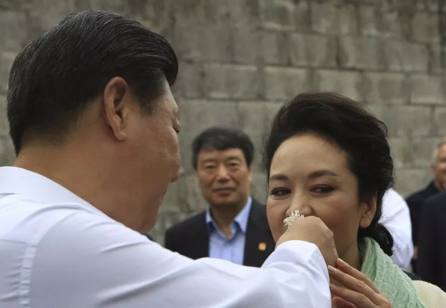 چینی صدر مملکت شی جن پھنگ  اور ان کی اہلیہ محترمہ پھنگ لی یوان : یہ محبت کی نظر ہے