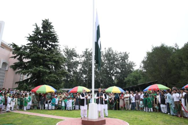 بیجنگ : یوم آزادی کے موقع پر پاکستانی سفارتخانے میں پرچم کشائی کی باوقار تقریب
