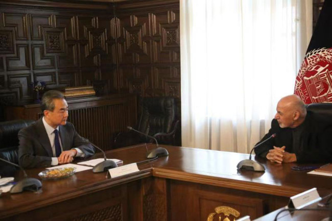 چینی وزیرخارجہ وانگ ایی کی  افغان صدر اورچیف ایگزیکٹو   سے الگ الگ ملاقاتیں