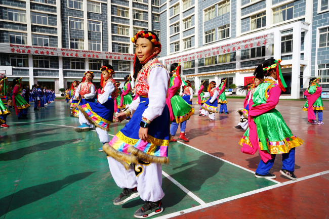 چین کے تبت خود اختیار علاقے کے شہر چھانگ دو کے پرائمری اسکول کی ایک جھلک