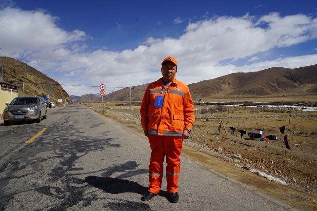 چین کے تبت خود اختیار علاقے  میں 4،150 میٹر کی بلندی پرواقع سڑکوں کی دیکھ بھال کرنے والے اہلکار 　