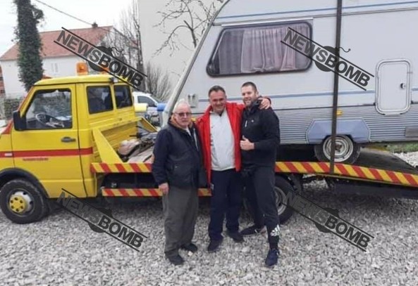 Viktor Perfundi duke derguar ndihmat per familjen kroate