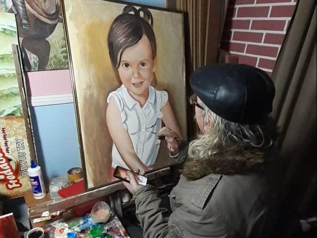 Pjeter Lala duke bere nje portret vajze