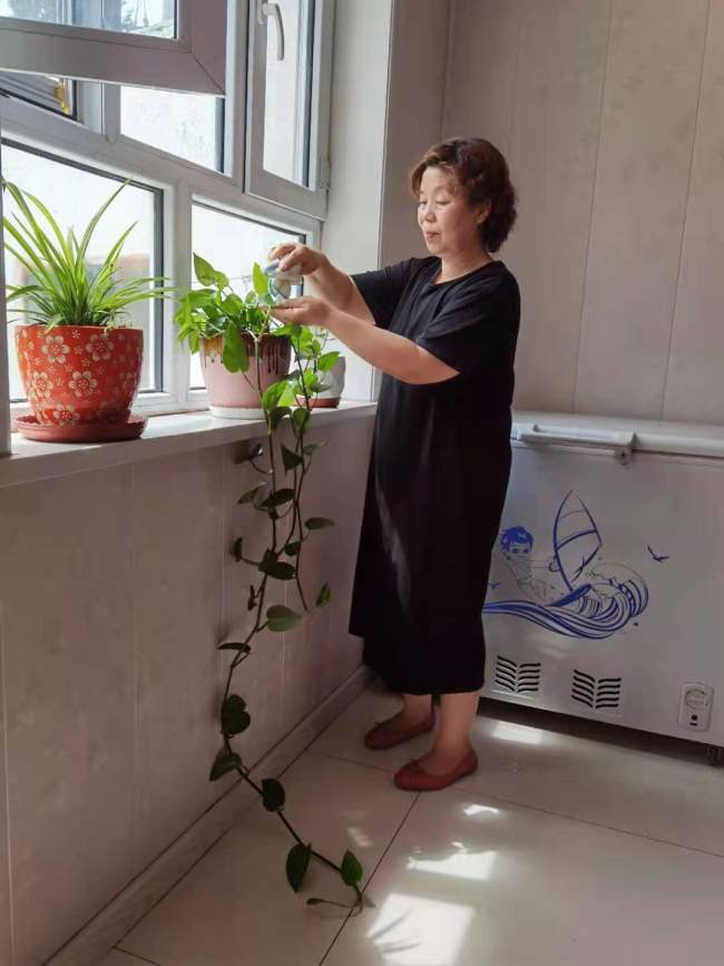 Foto 3: Teta Shang se věnuje květinám a rostlinám