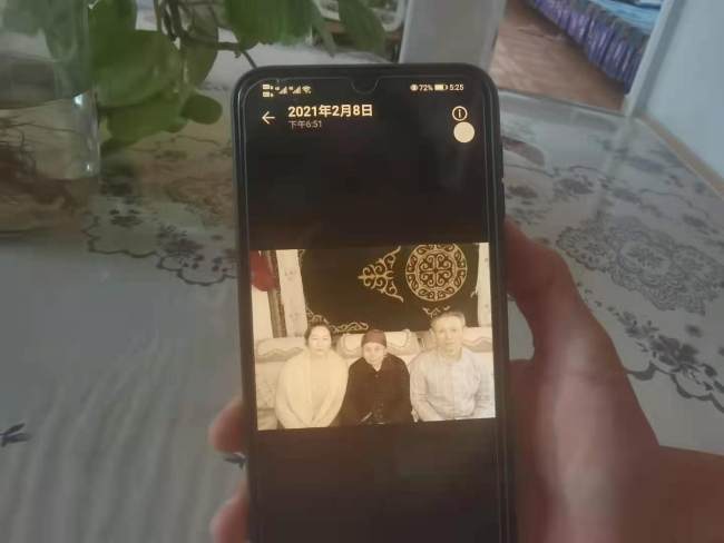 Foto 7: Obrázek rodiny v Ayakeziem mobilním telefonu