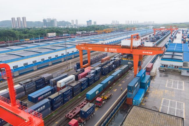 Letecký snímek vlakového nádraží s nakládkou kontejnerů do těžkotonážních vlaků, kdy značná část tohoto zboží skončí zde v Evropě, Changsha ve středo-čínské provincii Hunan, 22. května 2021. (Photo/Xinhua)