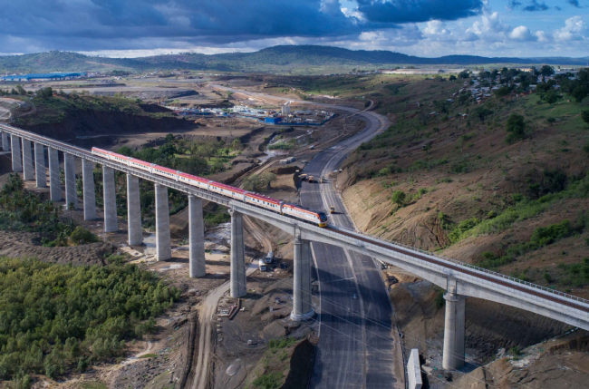 Osobní vlak na mostě Čínou postavené železnice propojující keňskou metropoli Nairobi s Mombasou a Nivashou roku 2017. (Photo/Xinhua)
