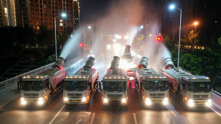 Verschiedene Sprühfahrzeuge in Zhengzhou, Provinz Henan, bei speziellen Desinfektionsmaßnahmen in Schlüsselbereichen und Hauptverkehrsstraßen der Stadt, um die Ausbreitung der COVID-19-Epidemie einzudämmen. (Foto / Visual People)