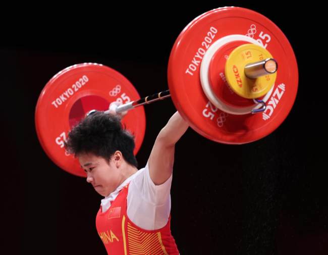 Η Κινέζα αθλήτρια Χόου Τζιχουί κατά τον αγώνα της άρσης βαρών γυναικών κατηγορίας 49 κιλών στους Ολυμπιακούς Αγώνες του Τόκιο στις 24 Ιουλίου 2021. (φωτογραφία / Xinhua)
