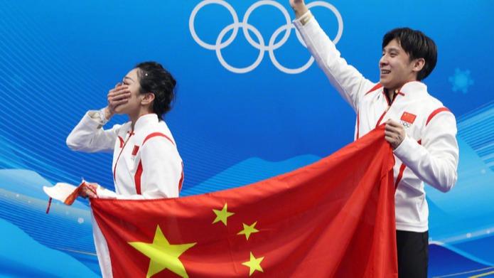 중국 수문정 한총, 피겨스케이팅 페어 쇼트 프로그램에서 금메달 획득