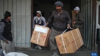 Афганистаны засгийн газар Хятадын хандивласан эд барааг дүрвэгсдэд тарааж өглөө