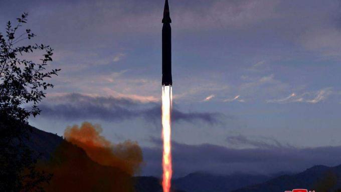 کره شمالی از آزمایش موفقیت آمیز یک موشک مافوق صوت خبر دادا