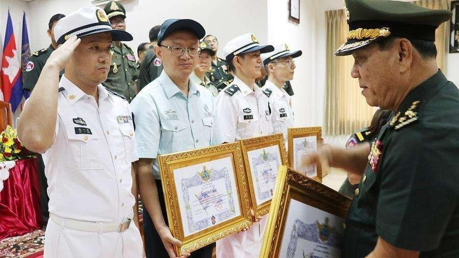 Хятадаас Камбожид туслах эмчилгээний багийг энх тайвны медалиар шагнав