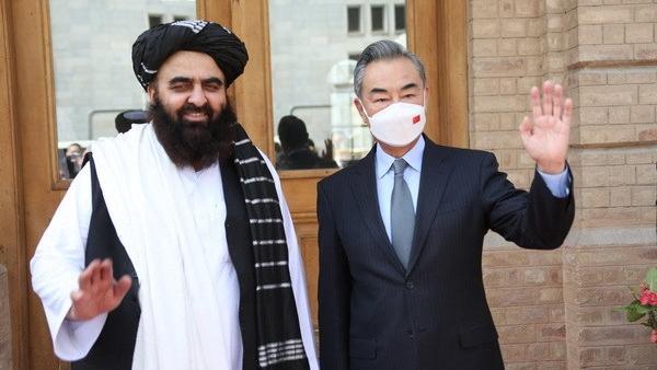 دیدار و گفتگوی وزیر خارجه چین با وزیر خارجه دولت موقت افغانستانا