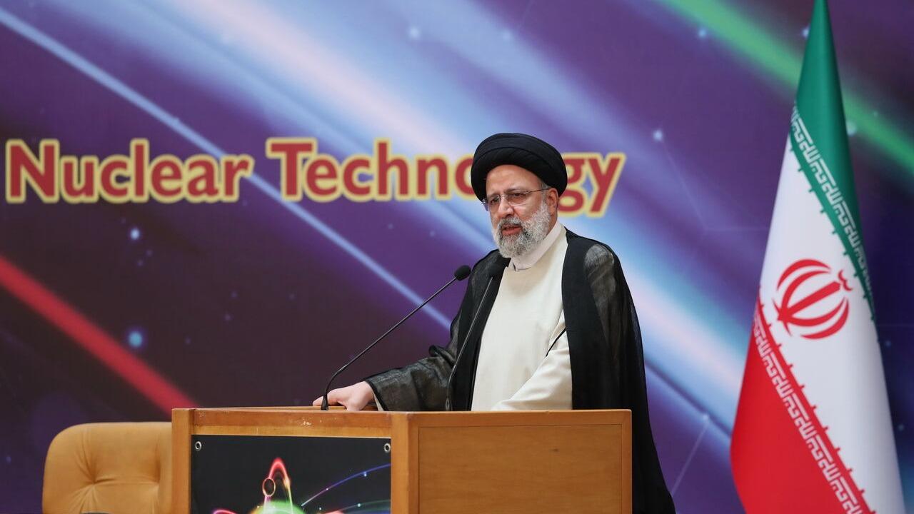 رییس جمهوری اسلامی ایران : دولت ایران از اقدامات و پیشرفت‌های سازمان انرژی اتمی حمایت می کندا