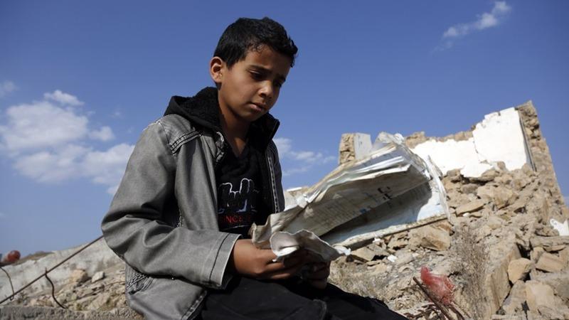 دانش آموزان یمنی در ویرانه‌های یک مدرسه برای یادگیری تلاش می کنندا