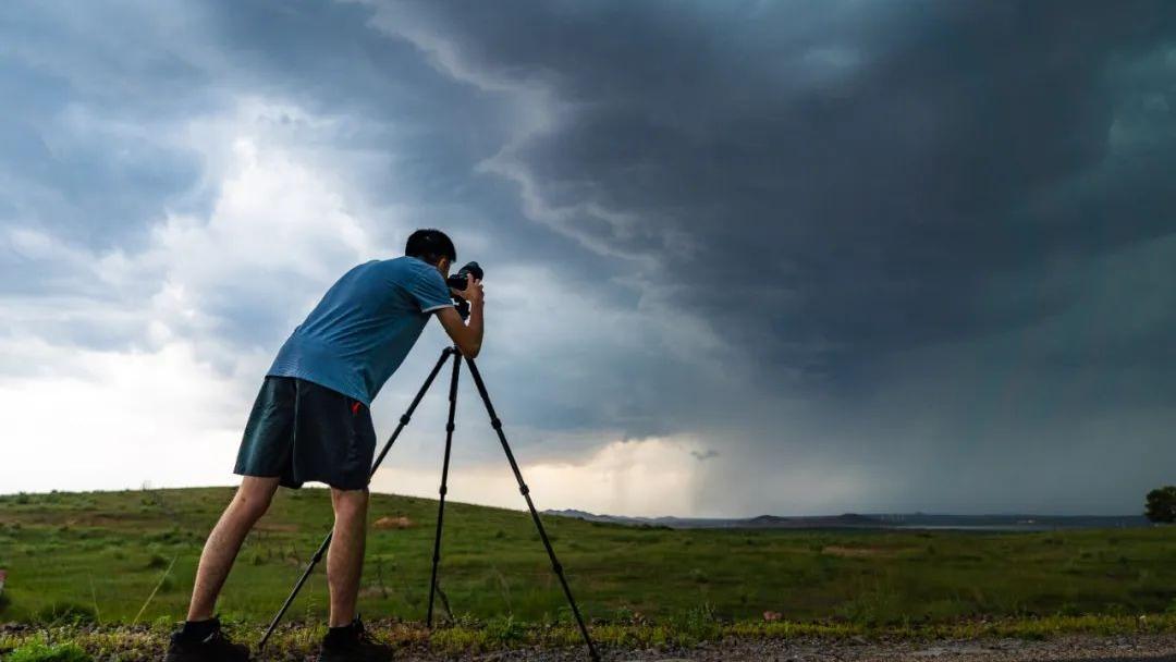 پسری به دنبال باد:  خشونت و زیبایی های طبیعت را یادداشت می کند و تصاویر ارزشمندی را برای تحقیقات هواشناسی ثبت می کندا