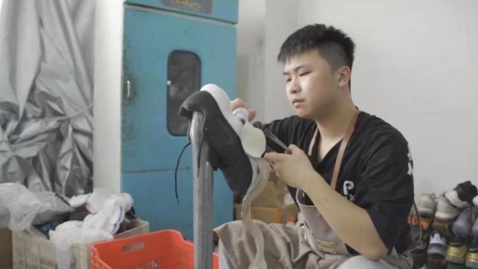 Шинэ үеийн гутал засварчин Ли Юйчэн