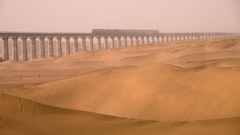 چین اولین حلقه راه آهن جهان را در اطراف بیابان شین‌جیانگ تکمیل کردا