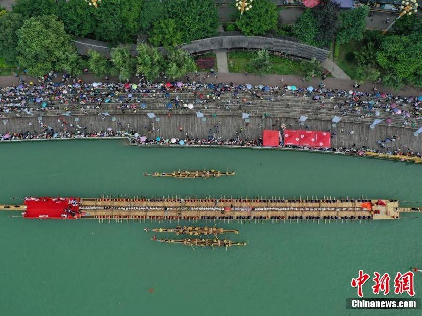 長さ77.8メートルの木製ドラゴンボードによるパフォーマンス　貴州省施秉