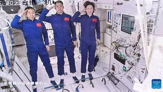 فضانوردان چینی 30 هزار نامه محبت آمیز از مردم دریافت کردندا
