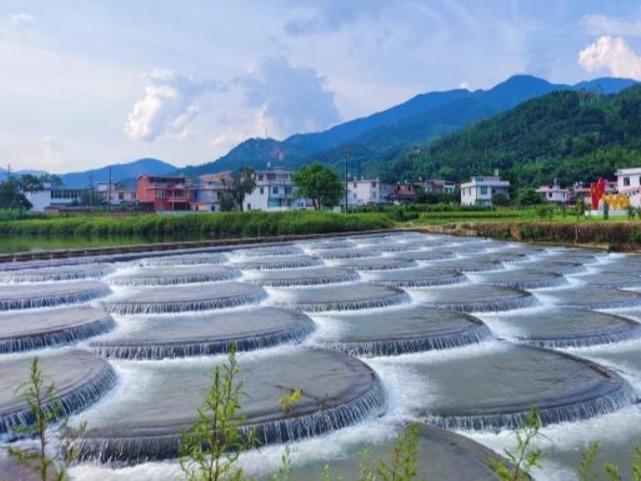 魚のウロコ型のダムが夏の避暑人気スポットに　福建省