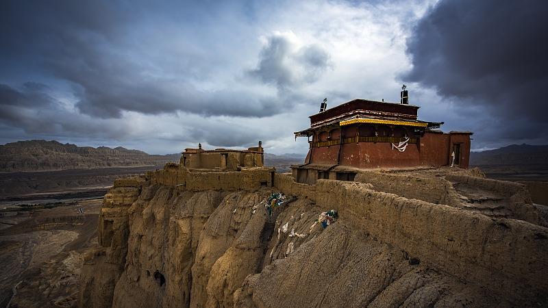 La beauté géologique et culturelle du Tibet attire de nombreux touristes