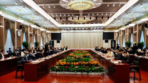 Außenministerium: Diplomatische Vertreter islamischer Länder in China würdigen die Entwicklungserfolge Xinjiangs