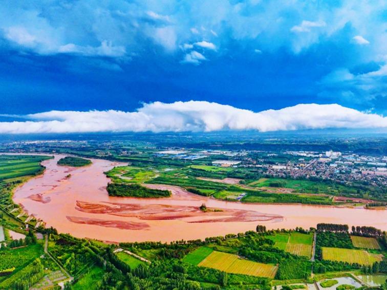 カラフルな黄河の流れ　河南省河洛