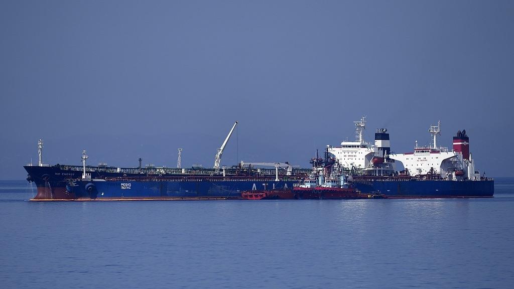 نفتکش حامل نفت ایران آماده ترک آب‌های یونان استا