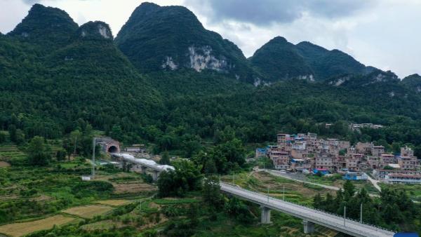 پایان حفاری تونل شماره 4 «جیو وان دا شان» در منطقه گوانگ شی واقع در جنوب چینا