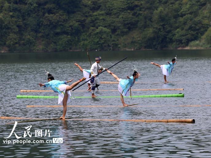 「無形文化遺産」の魅力を水上で披露　貴州省榕江